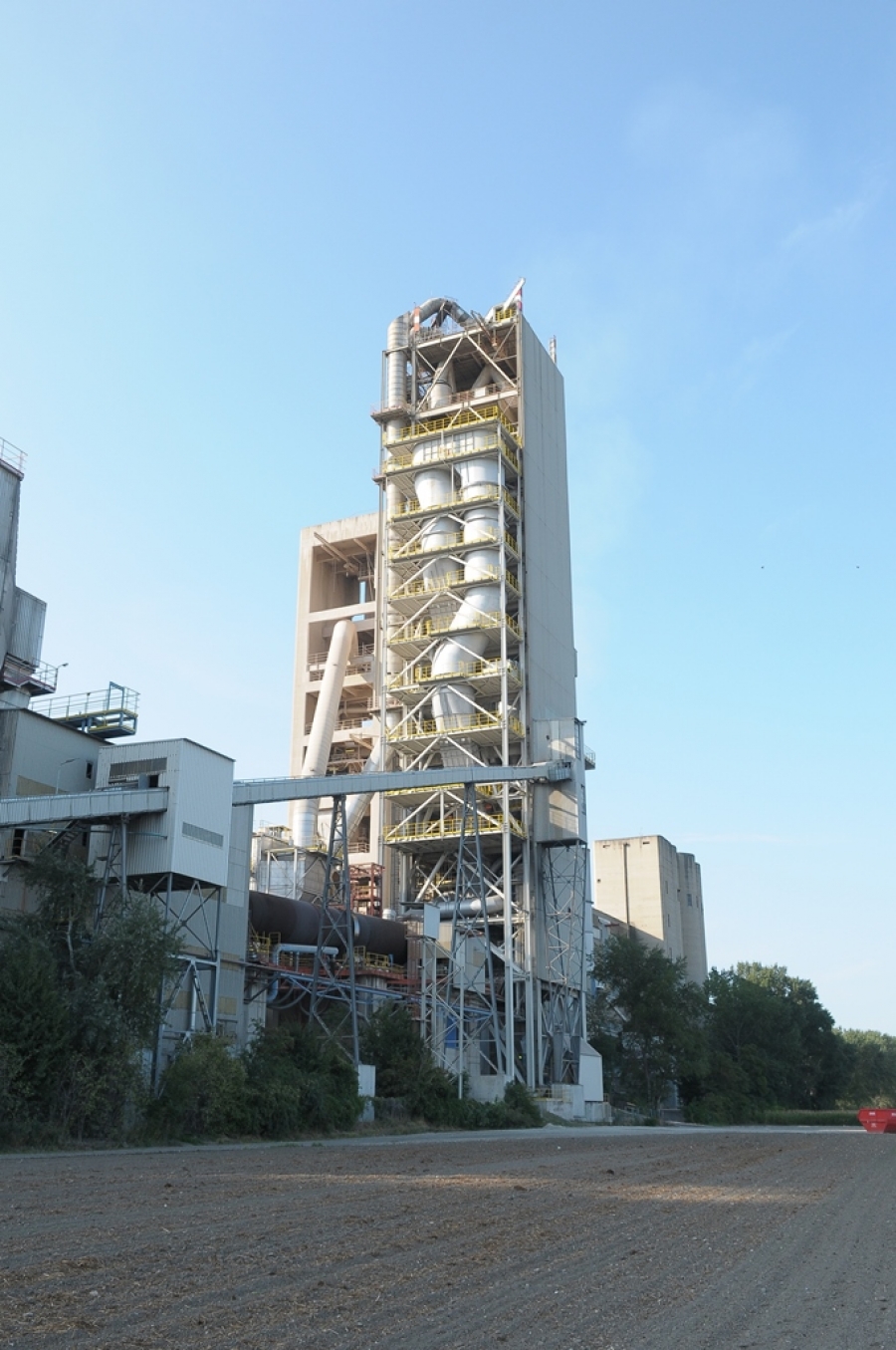 Zementwerk Mannersdorf mit dem Kalzinator von A TEC im Vordergrund